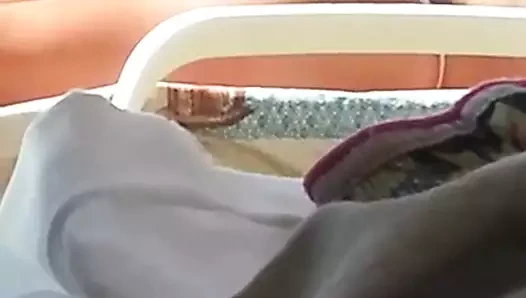 havuzda kız arkadaşı