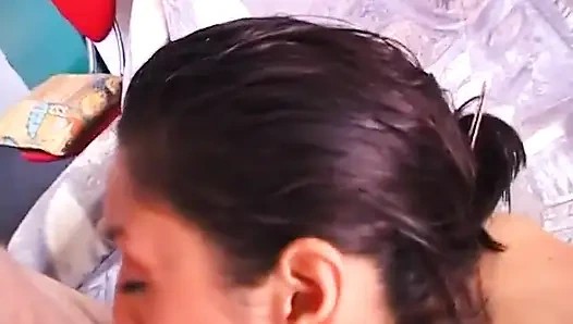 Küçük memeli esmer fahişe bakış açısıyla sakso çekiyor ve amına dildo sokuyor