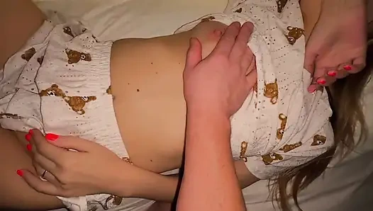 Üvey babam bana seks bebeğinin üzerinde bekaretini nasıl gevşetmemi gösterdi!