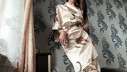 İnce kız bornozunu açtı ve altında hiçbir şey yoktu... Tıraşlı amcığın heyecanlı mastürbasyonu