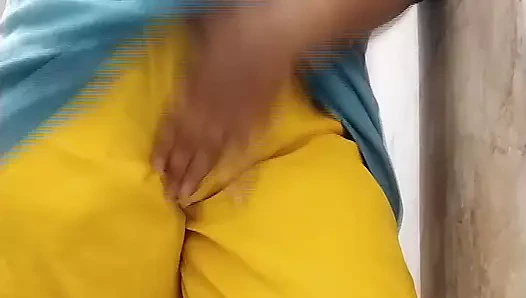 Sıcak vücut ile Asyalı kız sıcak göbek gösteren banyo alır