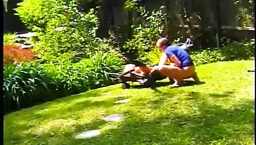 Ateşli sarışın piliç sakso çekiyor, sert bir yarak alıyor ve açık havada yüzüne boşalıyor