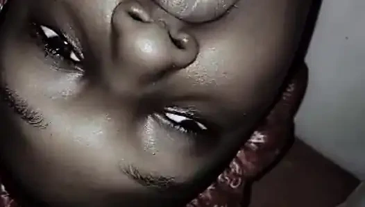 Başka bir kaltak kendini teşhir etti, çok azgın parmaklıyor