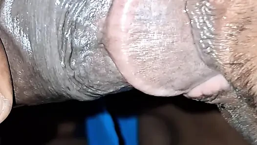 Hintli evli kadın kocasının yarağını emiyor ve ağzına boşalıyor