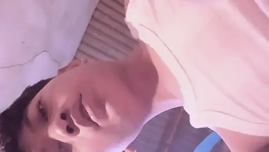 Asyalı kasılıp mastürbasyon yapıyor ve kameraya boşalıyor