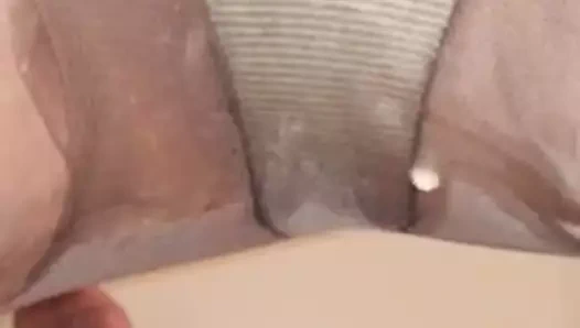 M komşu bana altın bir duş veriyor.