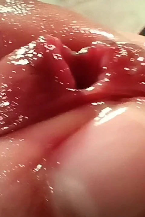 Seksi Kolombiyalı adam işiyor ve sünnesiyle oynuyor