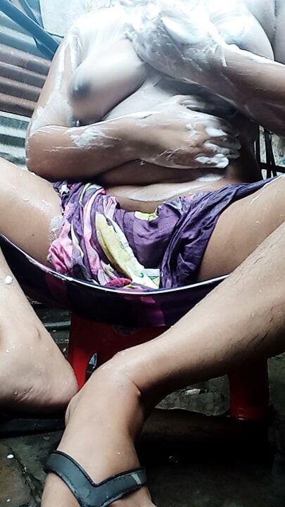 Seksi kız banyoda banyo yapıyor. erotik kız göğüslerini mastürbasyon yapıyor ve işiyor. seksi kız banyo sahnesi