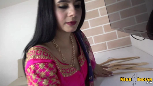 Büyük memeli Hintli MILF, Saree Choli'yi çıkarıyor ve Devar Ji ile sikişiyor