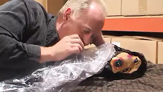 Yaşlı bir adam bir seks bebeği ve sevimli bir genç kızı sikiyor