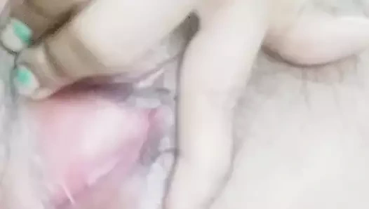 Hintli kız orgazm olmak için mastürbasyon yapıyor