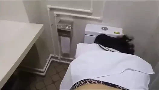 Dolandırıcılar bir banyoda lanet