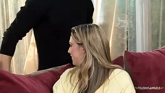 Bir süre yalnızken sarışına koşarlar.