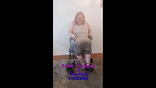 Hemşire Vick süslü mayosunu gösteriyor ve sonra soyunuyor