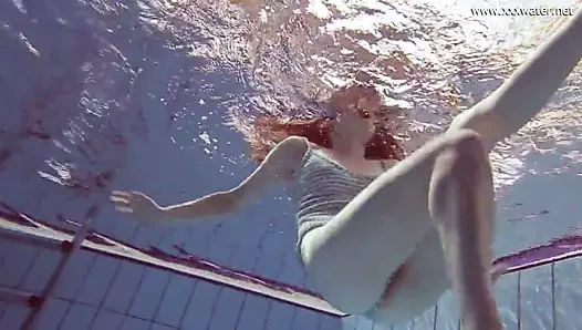 Sıcak Avrupa genç içinde çizgili giysiler