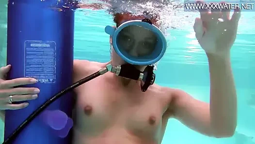 Minnie manga su altında yapay penis darbeler