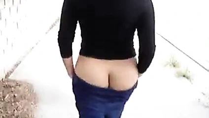 Sokakta çıplak yürüyen makyaj.