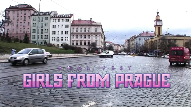 Her iki deliklerini de doldurmaya hevesli azgın kızlarla barda grup seks