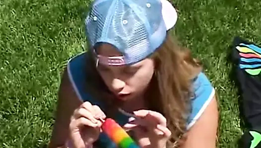 Genç kız açık havada klitorisini ovuyor