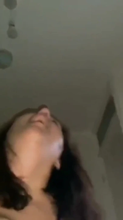 Скачет на его большом черном члене, кончая в то же время