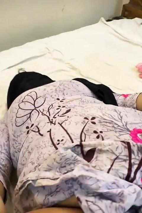 Orta yaşlı seksi kadın yabancı adamlar tarafından sikiliyor