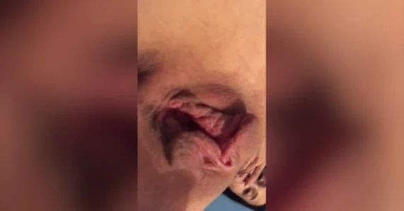 İnanılmaz esmer ona kızarmış biftek kedi dokunmadan