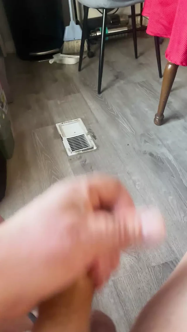 Sara'nın tatlı amına boşalıyor