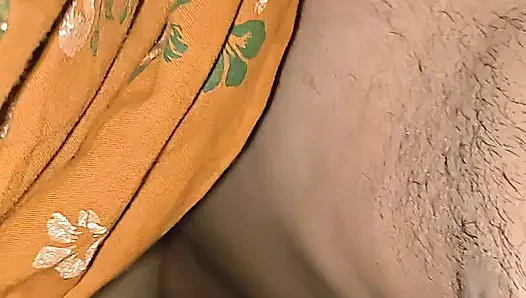 Seksi üvey kız kardeş seks sırasında çok eğlenmek istiyor