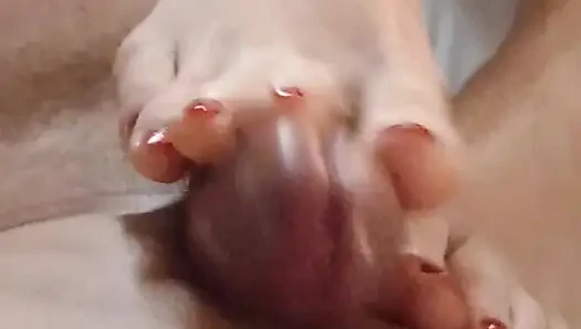 Kelly, Dominik'in yarağını fışkırtarak orgazma ulaştıran teknik bir ayakla muamele çekiyor.