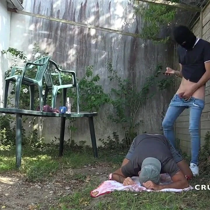 Açık havada heteroseksüel meraklı tarafından sikiliyor