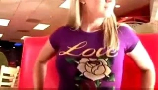 Restoranda güzel sarışın memeler