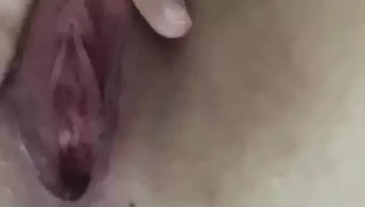 Banyoda kendime süt döküyor ve tutkuyla mastürbasyon yapıyorum ve boşalıyorum