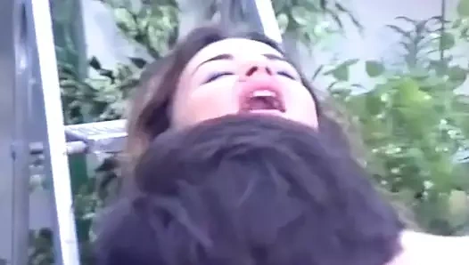 Fransız kadın kıllı amını ve sıkı göt deliğini sert siktiriyor