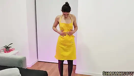 Çarpıcı esmer seksi önlük fetişi bant esareti