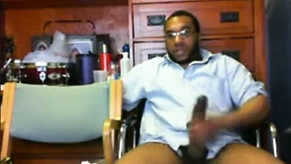 evde tek başına kemiğini okşayarak