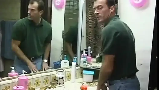 Cızırtılı sabunlu duşta sikişiyor ve emiyor