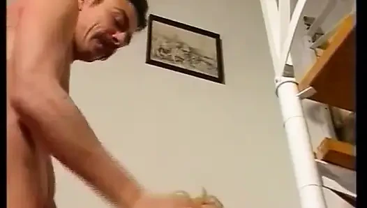 Çarpıcı sarışın genç kız yarak emmeyi seviyor ve yüzüne boşaltıyor