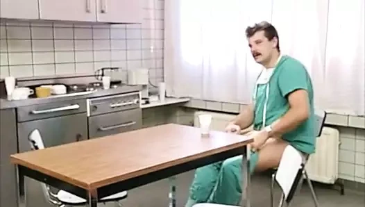 Sarışın hasta hastane doktoruna avans veriyor