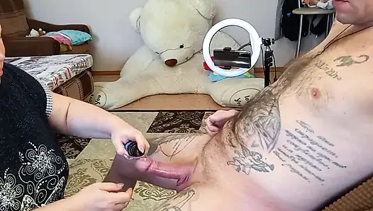 Yarağa krem sürüyor ve sikimi boşaltıyor