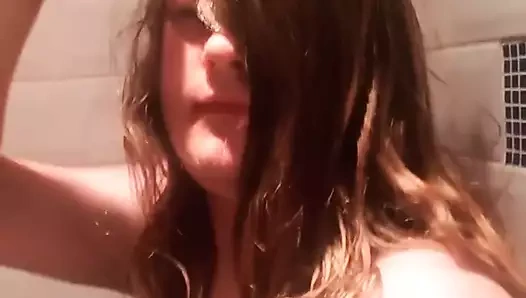 Skyler duşta çişini içiyor