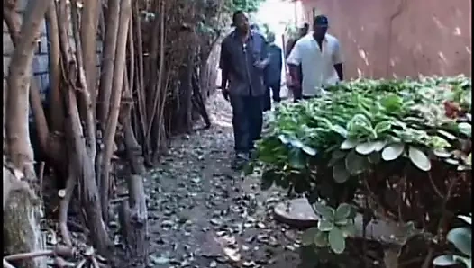 Sıcak sarışın gets gangbanged