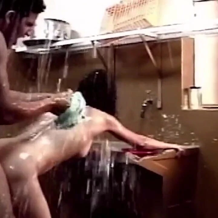 Doyumsuz kıvırcık orta yaşlı seksi kadın derin domaltarak alıyor