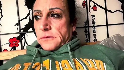 Hapşırık ve kafası karışıkkandy'ler tıknaz hapşırıyor ve göbek sallıyor
