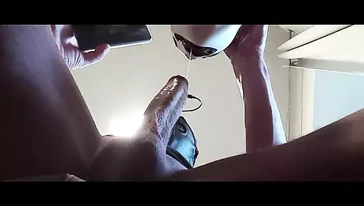 Külotlu çoraplı ve topuklu çıplak orta yaşlı seksi kadın yutarak sakso çekiyor