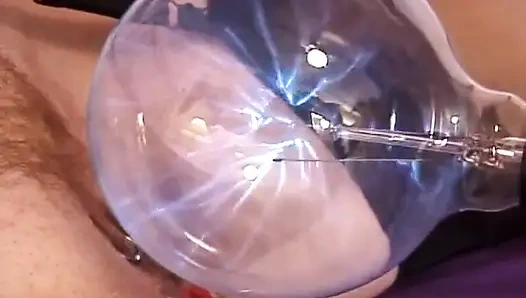 Bağlı orta yaşlı seksi kadın amına elektrik verilmesine bayılıyor