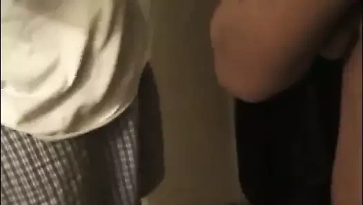 Siyah kapüşonlu amatör kiralık projelerde gangbanged alır$