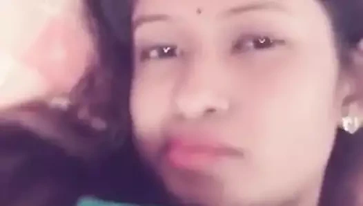 Sıcak kız arkadaş göğüsler gösteri için ona erkek arkadaş