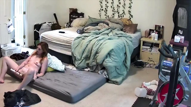 Orta yaşlı seksi kadın iş arkadaşıyla facetime'da mastürbasyon yapıyor