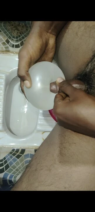 Hintli üvey erkek kardeş baloon oyuncağıyla mastürbasyon yapıyor