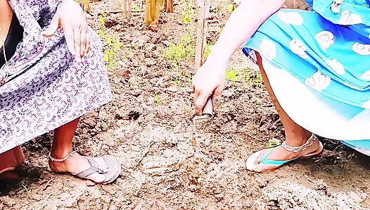 Hintli Villege üçlü grup seks. Köy oluşturan hizmetçi kız kardeşler arazi sahibini sikiyor. Telugu edepsizce konuşuyor.